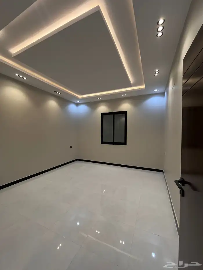 للبيع شقه ارضيه وروف علوي مع ملحق بخميس مشيط حي الموسي 14