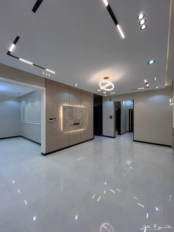 للبيع شقه ارضيه وروف علوي مع ملحق بخميس مشيط حي الموسي 11