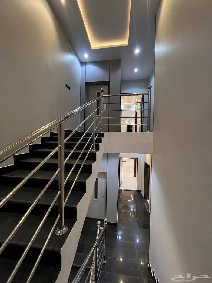 للبيع شقه ارضيه وروف علوي مع ملحق بخميس مشيط حي الموسي 16