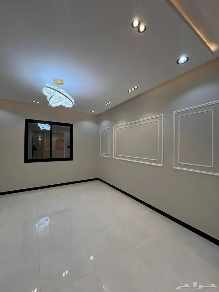 للبيع شقه ارضيه وروف علوي مع ملحق بخميس مشيط حي الموسي 12