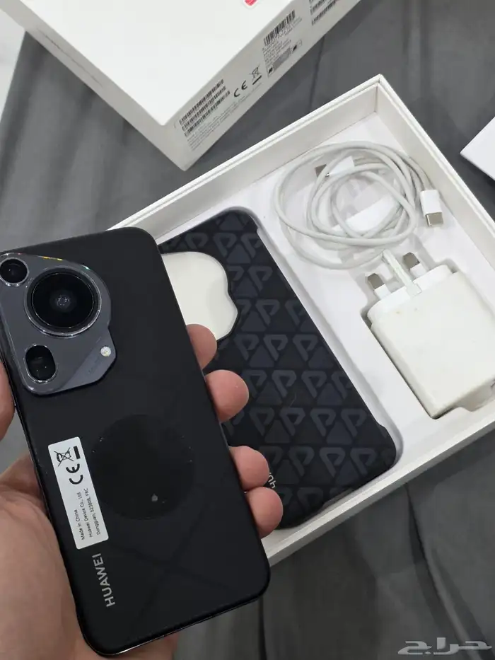 هواوي بيورا 70 الترا - لون أسود مع كامل أغراضه 1