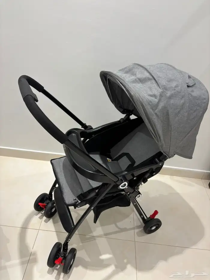 كرسي اطفال و عربية اطفال نظيفة جدا  لايوجد بها شي 0