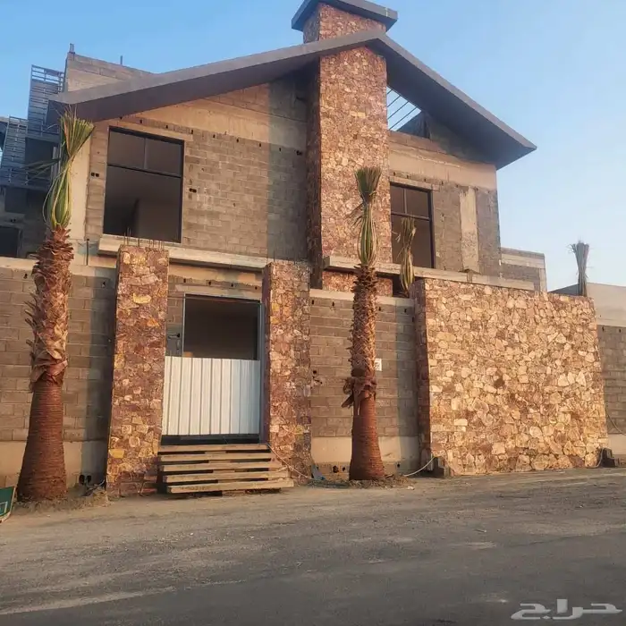 حجر طبيعي ويوجد منشار 3