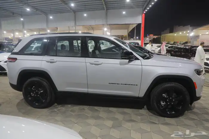 جيب جراند شروكي التيتود بلاك اديشن 2023 اصفار 6