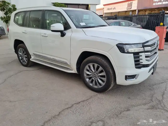 تويوتا لاندكروزر GXR4 بنزين 2025 ابيض 3