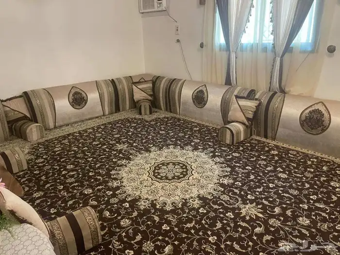 مجلس للبيع مساند ظهر مع تكيات مع فرشه نظيفه جدا على السوم 0