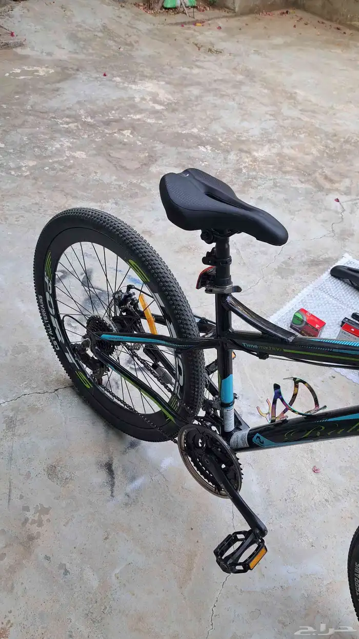 سيكل رياضي هجين من شركة رالي 21 سرعة و اكسسوراته 12