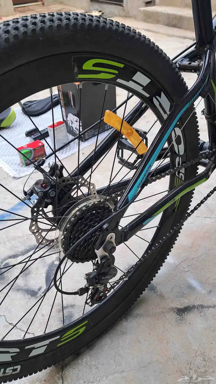 سيكل رياضي هجين من شركة رالي 21 سرعة و اكسسوراته 10