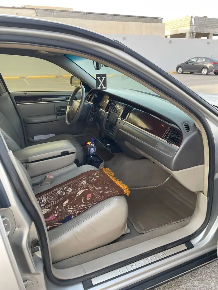Lincoln Town Car   Executive (لارج) 9