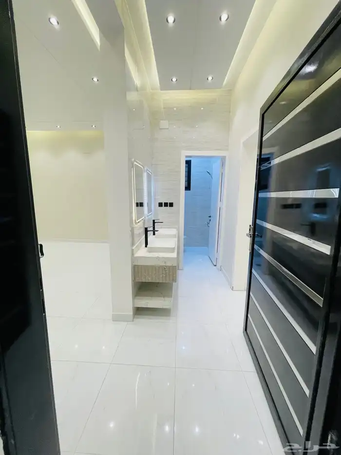 للبيع روف علوي مع ملحق درج خارجي فقط شمال الخمس 17