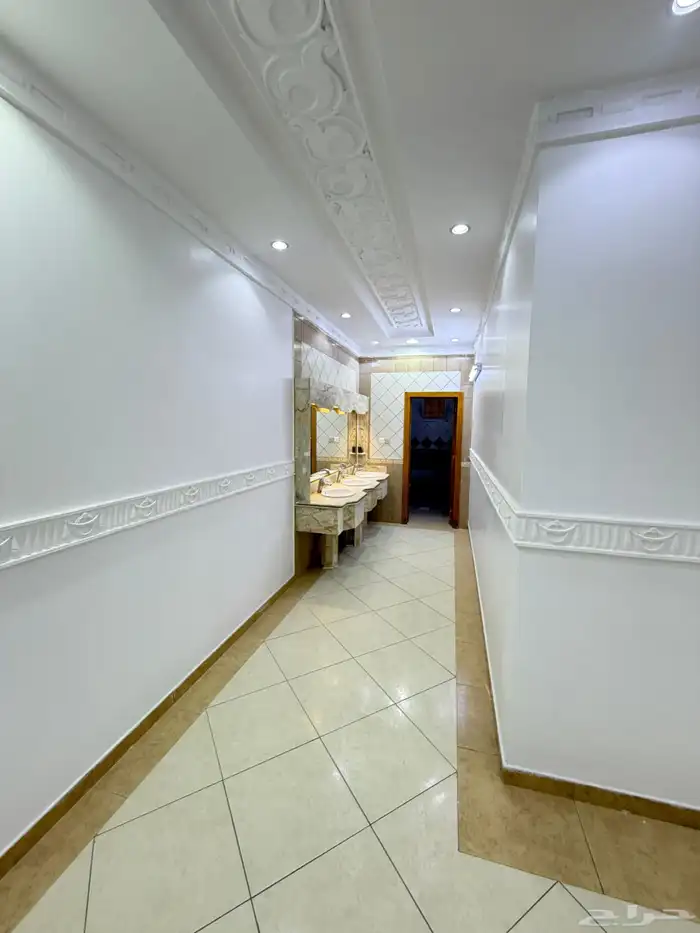 للإيجار دور أرضي بحي أشبيلية ب70 الف على الشور 20