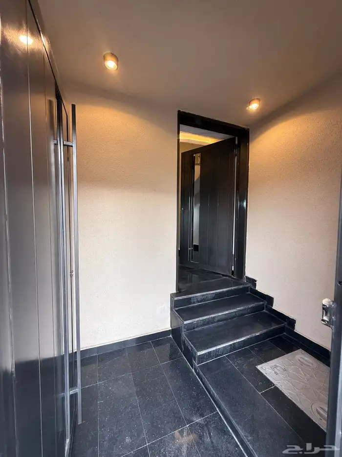 للبيع ارواف علويه بمداخل مستقله وشقق ارضيه ف حي الراقي 24