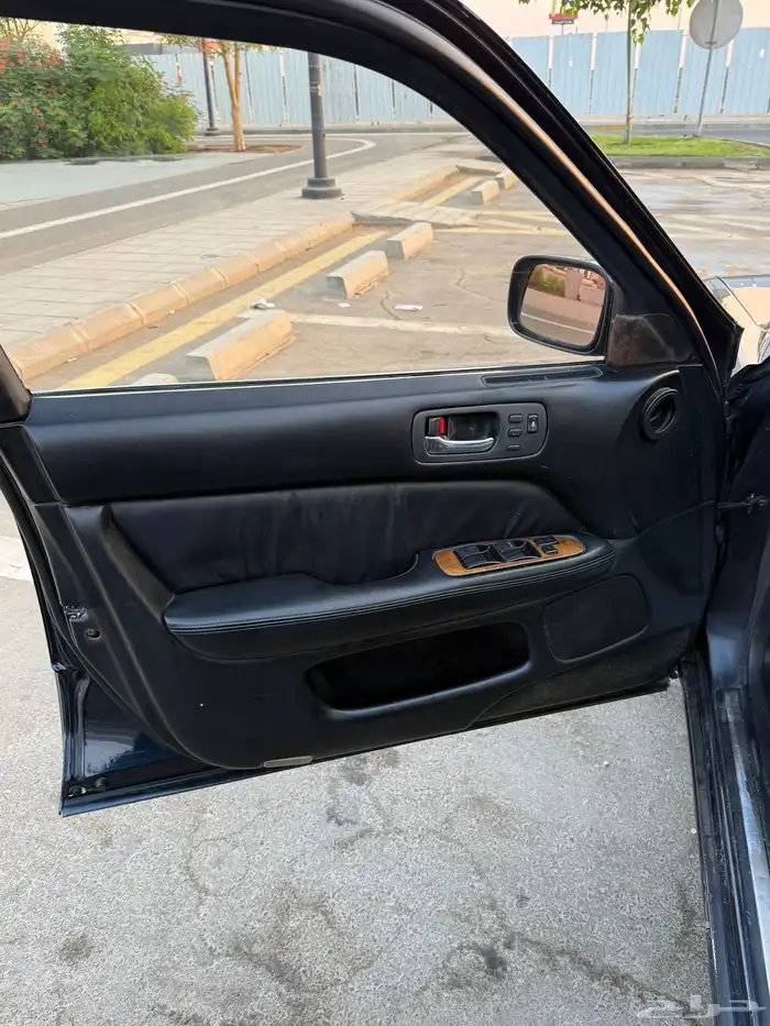 لكزز LS 400 للبيع أو البدل بهايلوكس 2008 وطالع 36