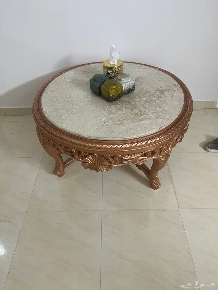 طقم كنب من 8 اشخاص مع طاوله كبيره وطاولتين صغيره 5