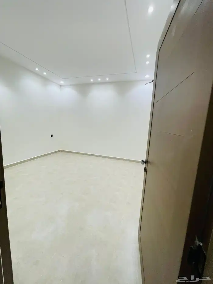 للبيع شقق علوي مع سطح خاص بحي الضيافة غرب الخميس بسعر 520 21