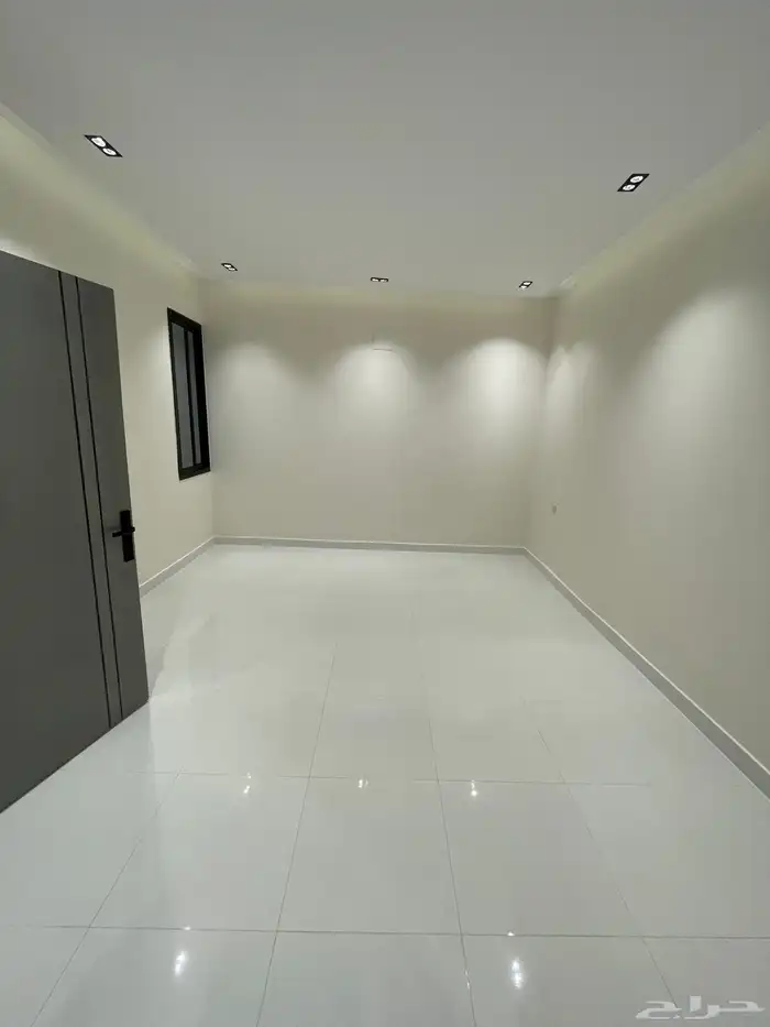 شقق ارضيه وشقق علويه بسطح خاص ومصعد جاهز بحي المعارض 28