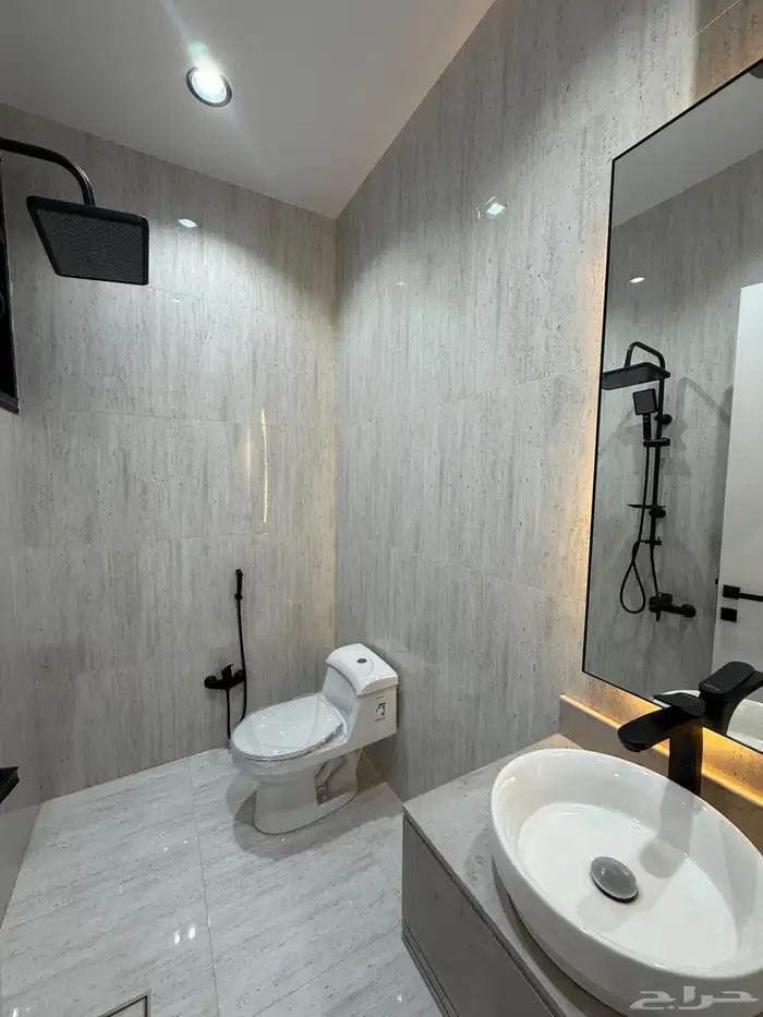 للبيع ارواف علويه بمداخل مستقله وشقق ارضيه ف حي الراقي 37