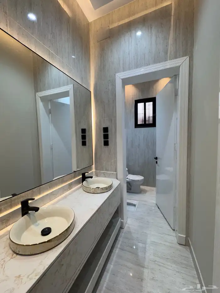 للبيع شقه 6 غرف vip مع سطح من 500 الف حى دره الموسي 6