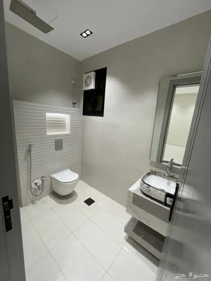 شقق ارضيه وشقق علويه بسطح خاص ومصعد جاهز بحي المعارض 13