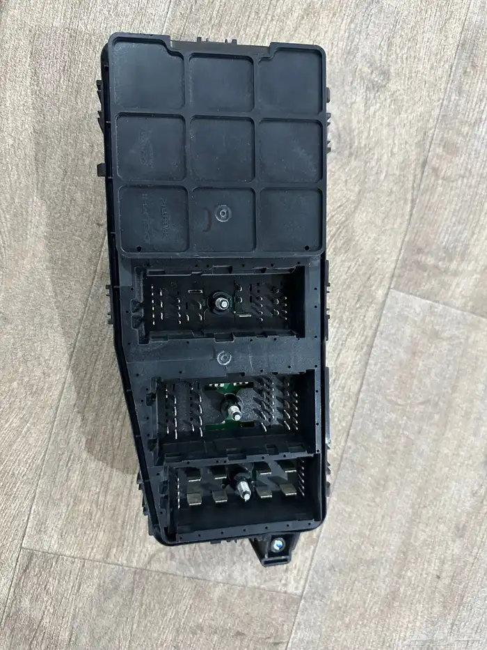 علبة فيوزات كرنفال كيا 2013 3