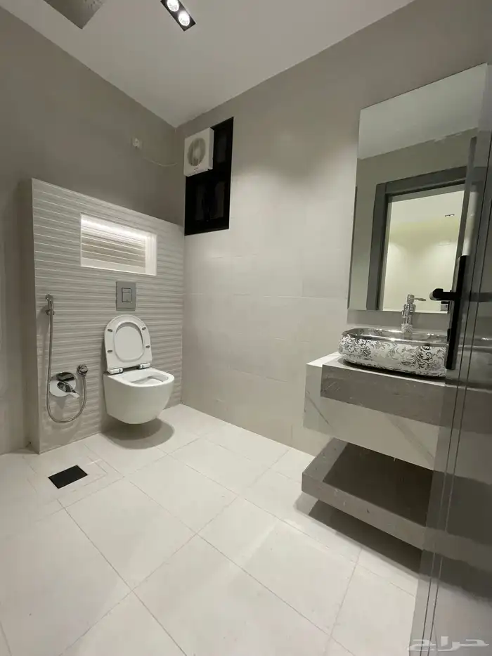 شقق ارضيه وشقق علويه بسطح خاص ومصعد جاهز بحي المعارض 29