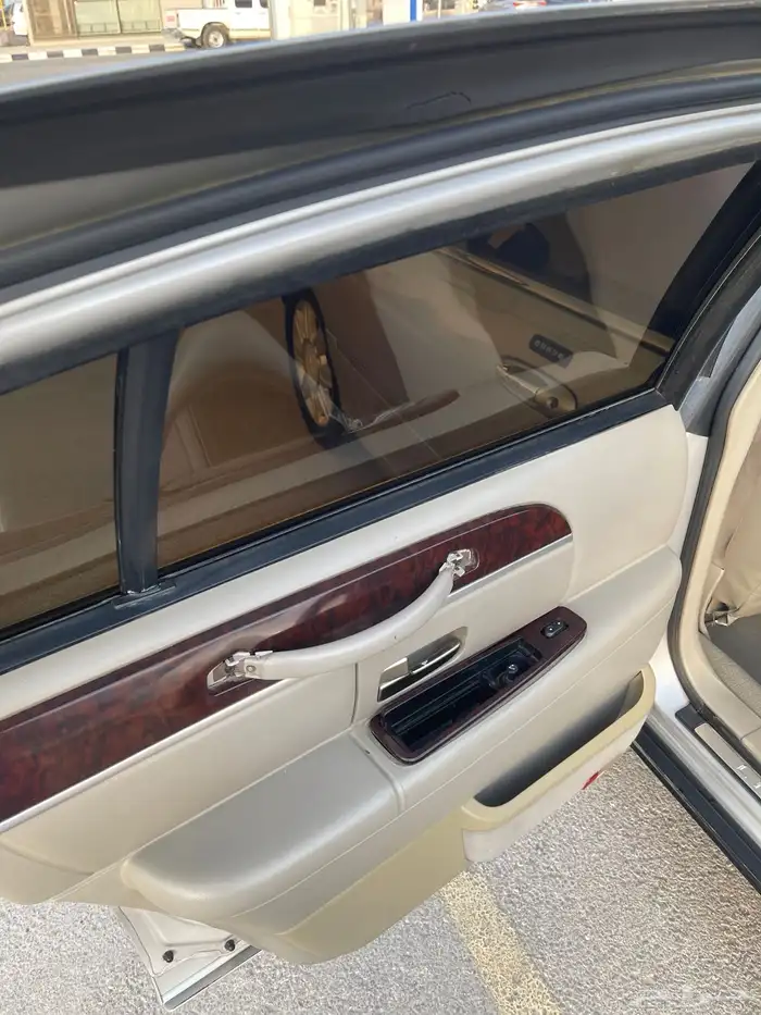 Lincoln Town Car   Executive (لارج) 12
