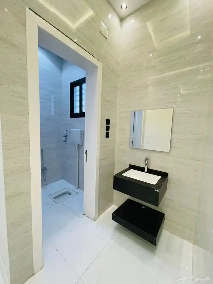 للبيع روف علوي مع ملحق درج خارجي فقط شمال الخمس 30