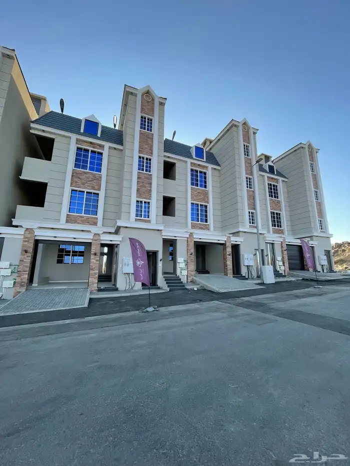 شقق ارضيه وشقق علويه بسطح خاص ومصعد جاهز بحي المعارض 0