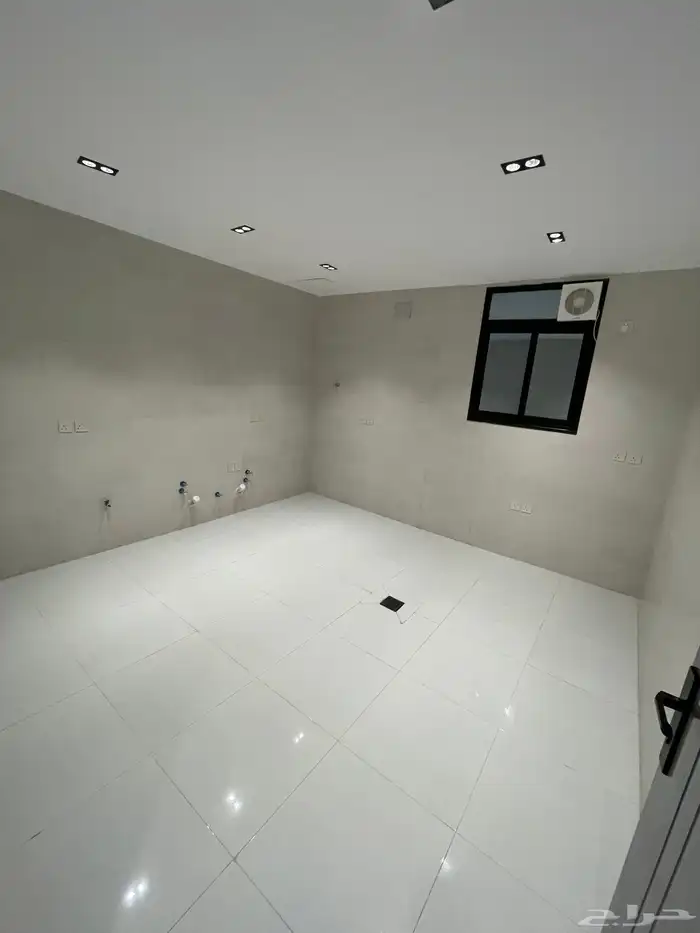 شقق ارضيه وشقق علويه بسطح خاص ومصعد جاهز بحي المعارض 6