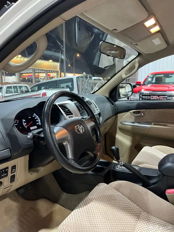 للبيع تويوتا فورتشنر موديل 2015 ممشى قليل 9