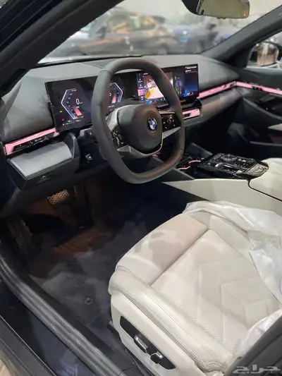 بي ام دبليو 520i Luxury اسود-اوف وايت 26 index