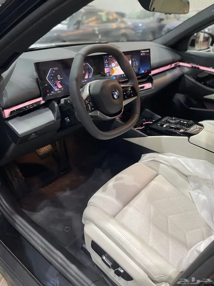 بي ام دبليو 520i Luxury اسود-اوف وايت 26 6