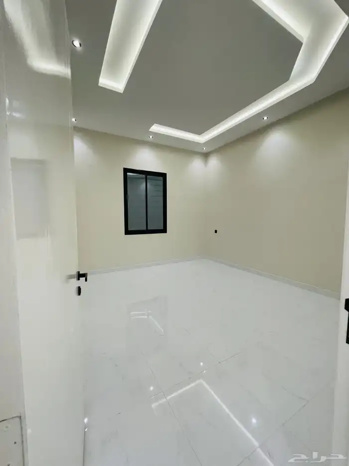 للبيع روف علوي مع ملحق درج خارجي فقط شمال الخمس 10