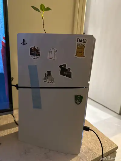 سوني 4 للبيع معاه شريطين 1- قراند 2- اساسن كريد index