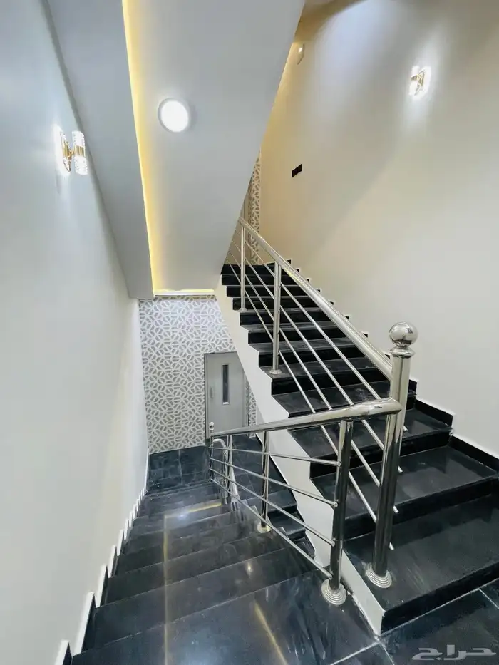 للبيع روف علوي مع ملحق درج خارجي فقط شمال الخمس 6