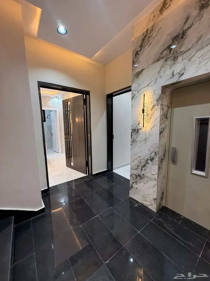 للبيع ارواف علويه بمداخل مستقله وشقق ارضيه ف حي الراقي 28