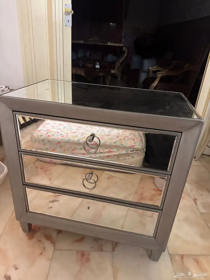 طاولة و كوميدينا 0