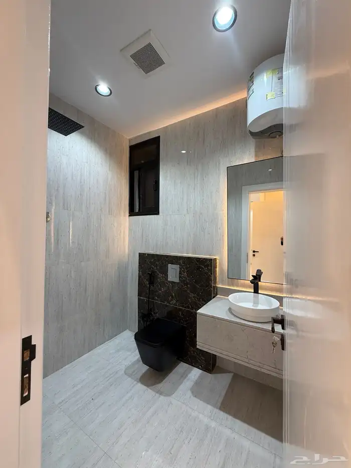 للبيع ارواف علويه بمداخل مستقله وشقق ارضيه ف حي الراقي 40