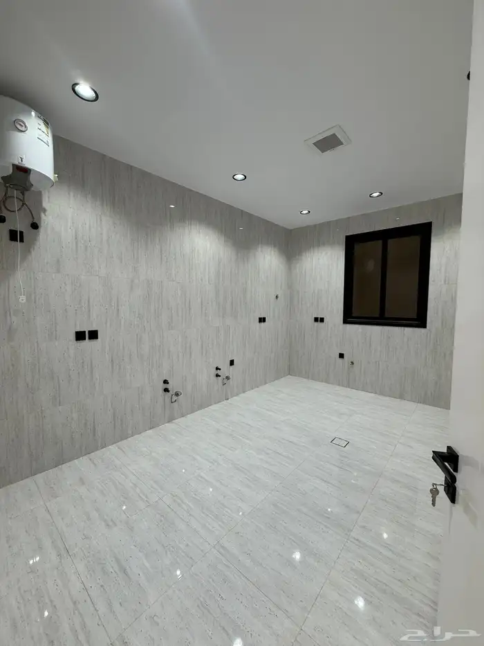 للبيع ارواف علويه بمداخل مستقله وشقق ارضيه ف حي الراقي 36