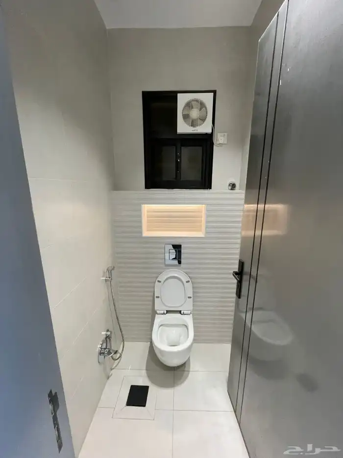 شقق ارضيه وشقق علويه بسطح خاص ومصعد جاهز بحي المعارض 4