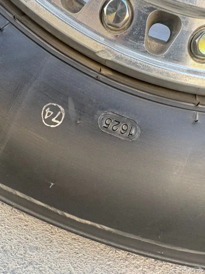 جنوط kmc 6 مسامير اصليه مع كفرات بوالين 17 900 5