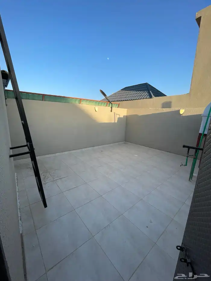 شقق ارضيه وشقق علويه بسطح خاص ومصعد جاهز بحي المعارض 32