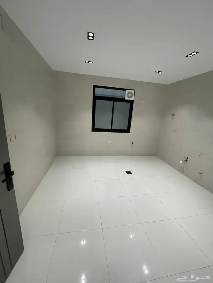 شقق ارضيه وشقق علويه بسطح خاص ومصعد جاهز بحي المعارض 23