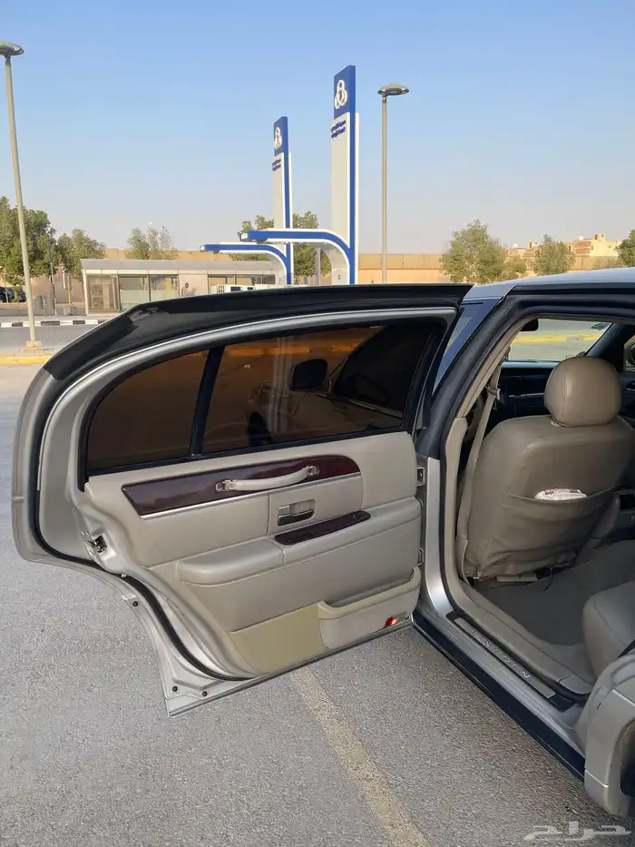 Lincoln Town Car   Executive (لارج) 11