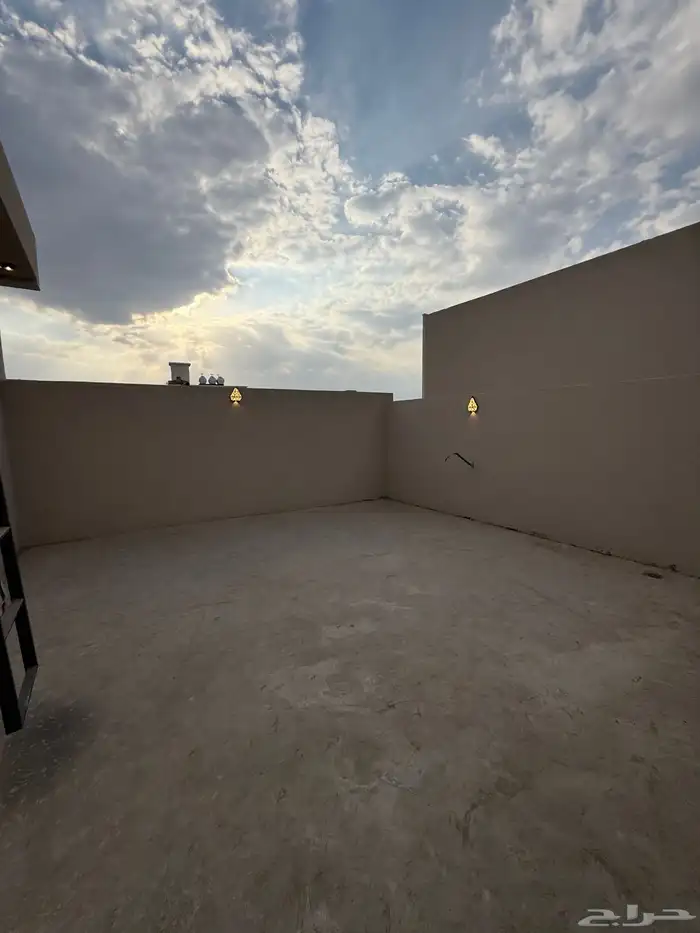 للبيع ارواف علويه بمداخل مستقله وشقق ارضيه ف حي الراقي 57