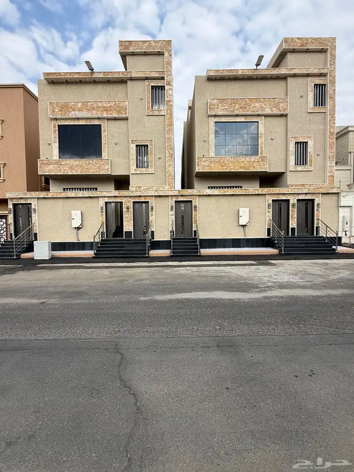 للبيع ارواف علويه بمداخل مستقله وشقق ارضيه ف حي الراقي 1