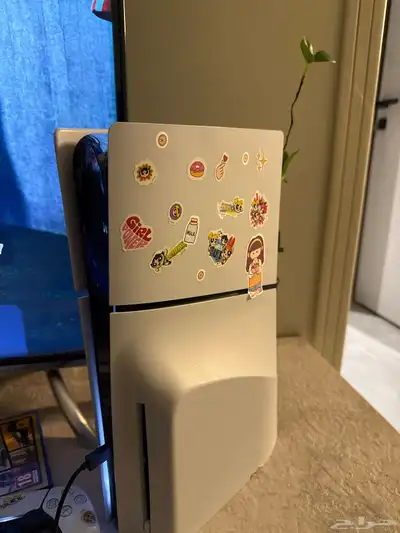 سوني 4 للبيع معاه شريطين 1- قراند 2- اساسن كريد index