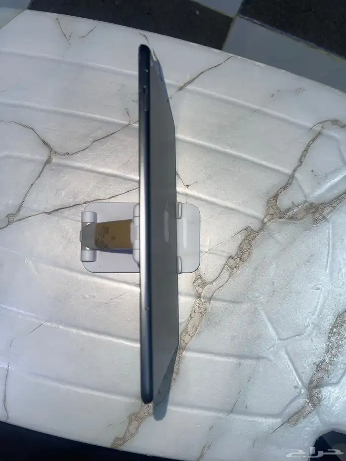 ايباد 5ميني شريحه وواي فاي   ذاكره 64 ..فيه كسر بالشاشه طول 2