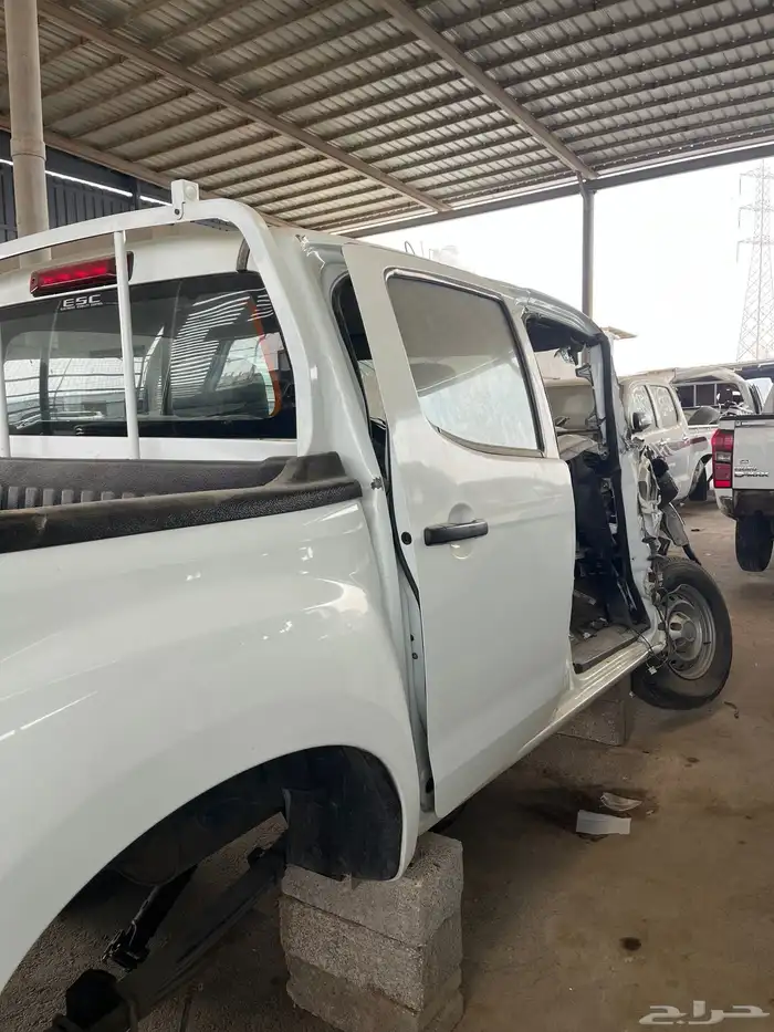 ايسوزو ديماكس 2023 مصدومه قطع غيار فقط 3