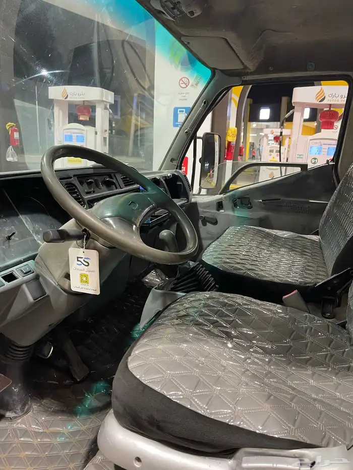 وايت ميستوبيشي كانتر موديل 2002 9